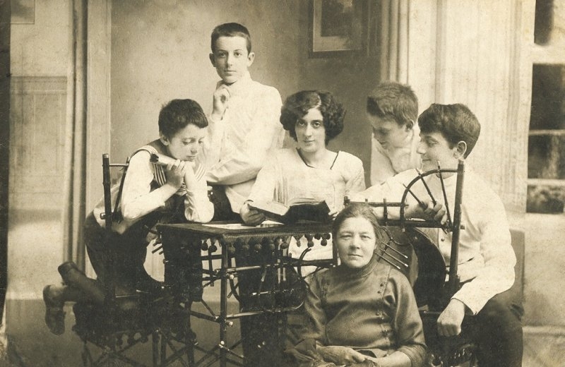 10-george-al-doilea-din-stanga-impreuna-cu-mama-si-fratii-sai-soroca-1914