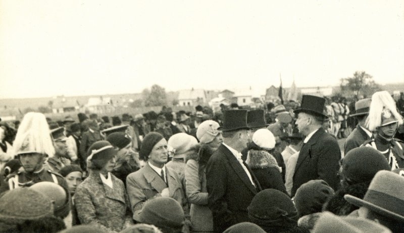 19-george-lowendal-si-sotia-sa-ariadna-prim-plan-stanga-la-aeroportul-din-cernauti-cu-ocazia-vizitei-ms-regele-carol-al-ii-lea-25-mai-1933