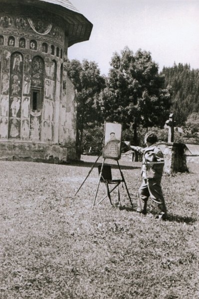 43-pictorul-la-manastirea-voronet-fotografie-facuta-de-regizorul-de-film-documentar-ion-bostan-1963