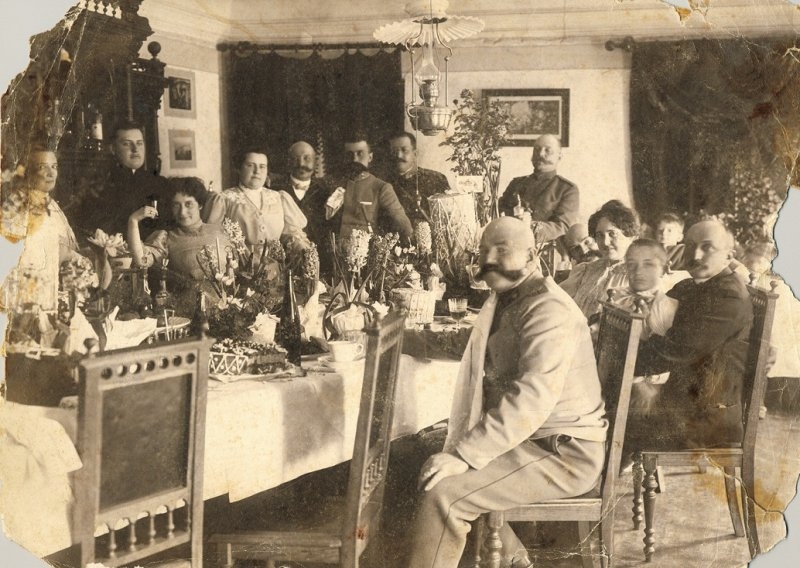 06-mama-a-treia-persoana-din-stanga-si-tatal-artistului-dreapta-in-capul-mesei-impreuna-cu-oaspetii-lor-tarascia-1906