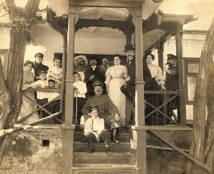 07-sotii-lowendal-cei-patru-copii-ai-lor-george-in-prim-plan-si-oaspetii-familiei-tarascia-1906