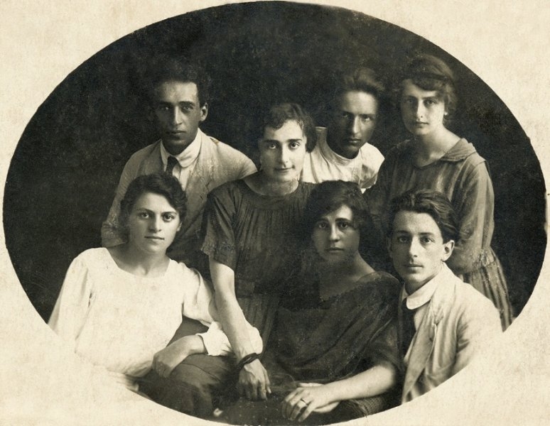 11-george-si-logodnica-sa-ariadna-ambrozieva-prim-plan-dreapta-impreuna-cu-cativa-prieteni-soroca-vara-anului-1919