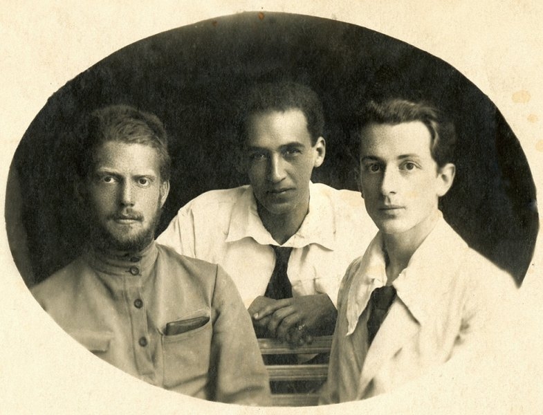12-george-dreapta-nikolai-fratele-sau-stanga-si-prietenul-lor-misa-konig-soroca-1919