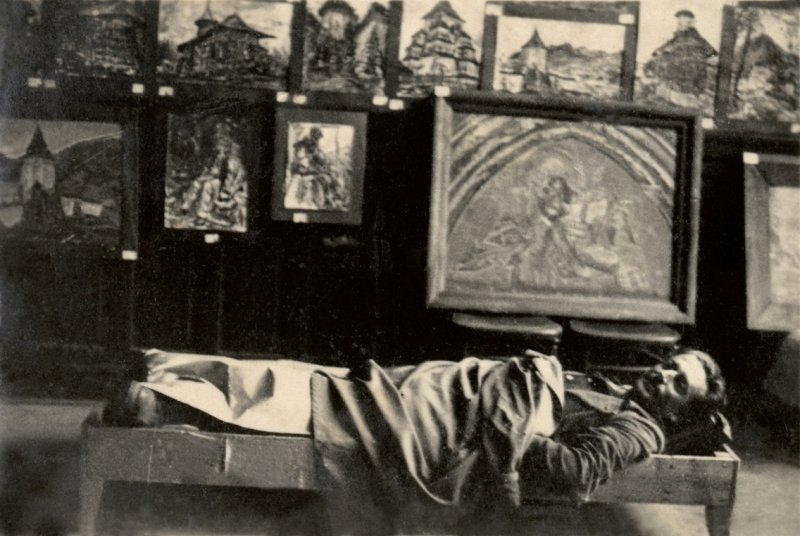38-pictorul-odihnindu-se-in-sala-de-expozitie-vatra-dornei-1936