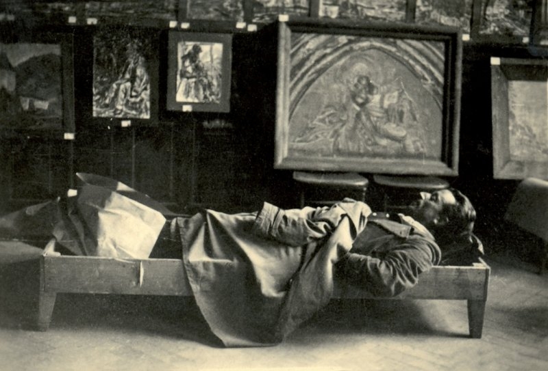 39-pictorul-odihnindu-se-in-sala-de-expozitie-vatra-dornei-1936